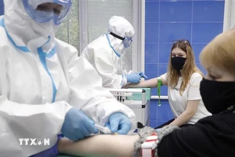 Tiêm phòng vắcxin ngừa bệnh COVID-19 cho người dân ở Nga. (Ảnh: Moskva News Agency/TTXVN)