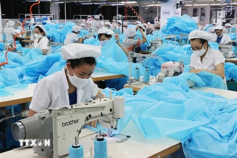 Công nhân sản xuất hàng dệt may xuất khẩu. (Ảnh: Hoàng Nguyên/TTXVN)