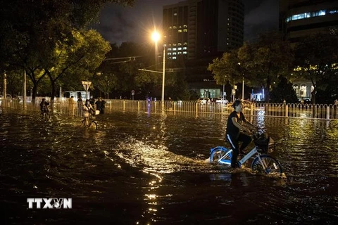 Cảnh ngập lụt sau những trận mưa lớn tại Bắc Kinh, Trung Quốc. (Ảnh: AFP/TTXVN)