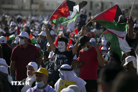 Người dân Palestine tuần hành phản đối kế hoạch hòa bình Trung Đông của Mỹ. (Ảnh: AFP/TTXVN)