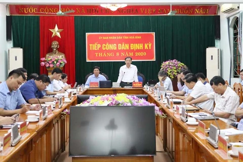 Phó Bí thư Tỉnh ủy, Chủ tịch UBND tỉnh Bùi Văn Khánh phát biểu kết luận tại buổi làm việc. (Nguồn: Báo Hòa Bình)