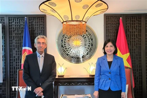 Đại sứ Lê Thị Tuyết Mai và Giám đốc điều hành Trung tâm Phương Nam Carlos Correa trong buổi làm việc tại trụ sở Phái đoàn. (Ảnh: Tố Uyên/TTXVN)