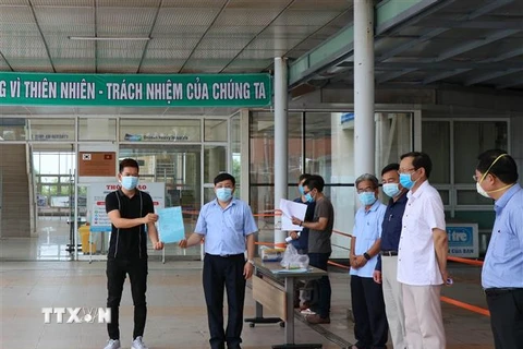 Các bệnh nhân được công bố khỏi bệnh tại Quảng Nam. (Ảnh: Trần Tĩnh/TTXVN)