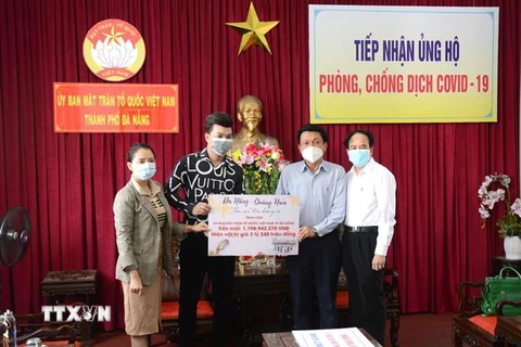 Đại diện Ban tổ chức chương trình trao tặng số tiền và hiện vật cho đại diện thành phố Đà Nẵng. (Ảnh: Quốc Dũng/TTXVN)