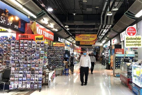 Người dân thủ đô Bangkok đi mua sắm sau khi các biện pháp phong tỏa phòng chống COVID-19 được nới lỏng. (Ảnh: Ngọc Quang/TTXVN)