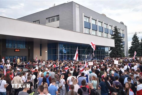 Những người ủng hộ phe đối lập tại Belarus tham gia biểu tình phản đối Chính phủ ở Minsk. (Ảnh: AFP/TTXVN)