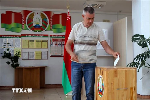 Cử tri Belarus bỏ phiếu bầu Tổng thống tại điểm bầu cử ở Minsk ngày 9/8. (Ảnh: AFP/TTXVN)