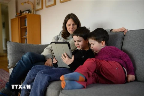 Trẻ em học trực tuyến ở nhà trong thời điểm dịch COVID-19. (Ảnh: AFP/TTXVN)