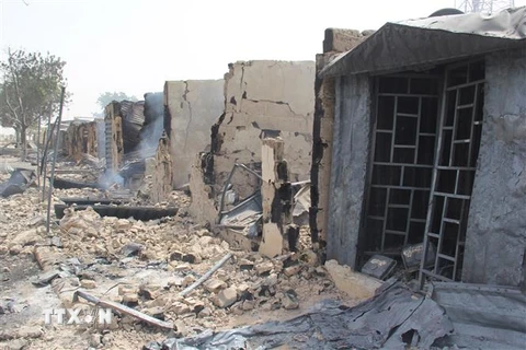 Nhiều ngôi nhà và cửa hàng bị đốt phá trong một vụ tấn công do các phần tử vũ trang tiến hành tại Auno, Nigeria. (Ảnh: AFP/TTXVN)