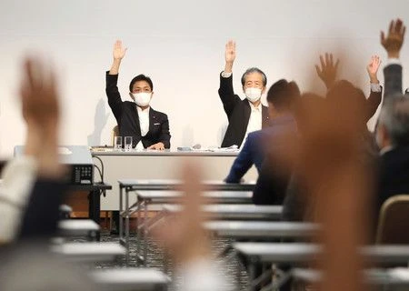 Các nghị sỹ của đảng DPFP biểu quyết hợp nhất với đảng CDPJ. (Nguồn: nippon.com)