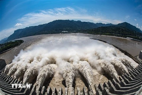 Đập Tam Hiệp ở tỉnh Hồ Bắc, miền Trung Trung Quốc mở cửa xả lũ ngày 19/8. (Ảnh: THX/TTXVN)