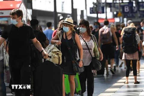 Hành khách đeo khẩu trang phòng lây nhiễm COVID-19 tại nhà ga tàu hỏa ở Frankfurt, Đức. (Ảnh: THX/TTXVN)