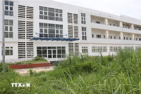 Khu bệnh viện chuyên khoa lao Bình Dương tại phường Phú Chanh, thị xã Tân Uyên cỏ mọc um tùm. (Ảnh: TTXVN phát)