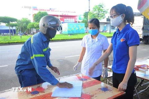 Người dân phải khai báo y tế tại các chốt kiểm soát ra vào thành phố Hải Dương. (Ảnh: Mạnh Minh/TTXVN)