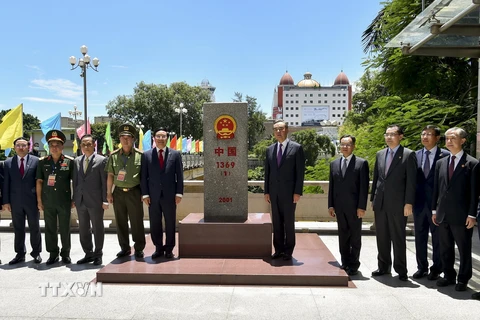 Phó Thủ tướng, Bộ trưởng Ngoại giao Phạm Bình Minh và Bộ trưởng Ngoại giao Trung Quốc Vương Nghị thăm mốc 1369 Trung Quốc. (Ảnh: TTXVN)