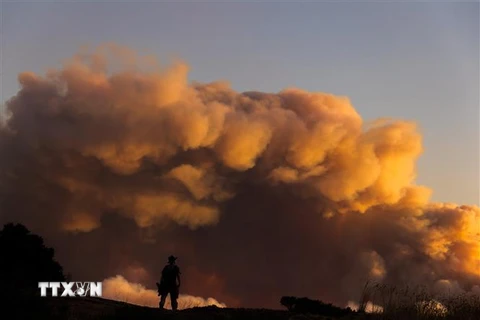 Khói bốc lên từ đám cháy rừng tại Vịnh San Francisco, California, Mỹ. (Ảnh: THX/TTXVN)