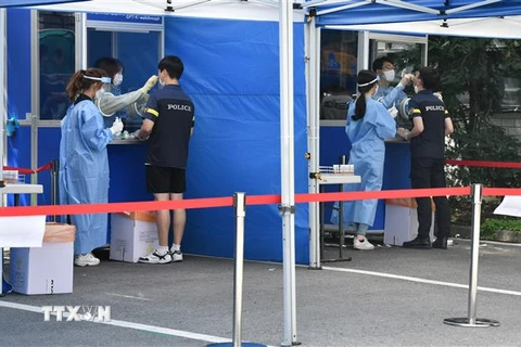Một điểm lấy mẫu xét nghiệm COVID-19 tại Seoul, Hàn Quốc. (Ảnh: AFP/TTXVN)