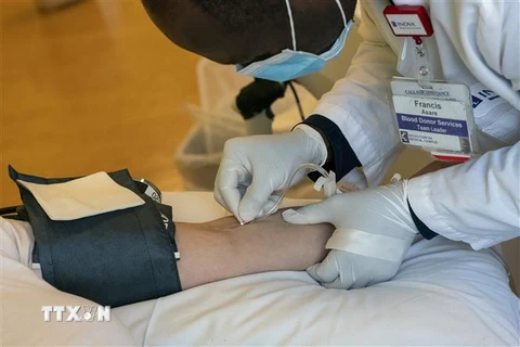 Một bệnh nhân hiến huyết tương sau khi được điều trị khỏi bệnh COVID-19 tại Dulles, bang Virginia, Mỹ. (Ảnh: AFP/TTXVN)