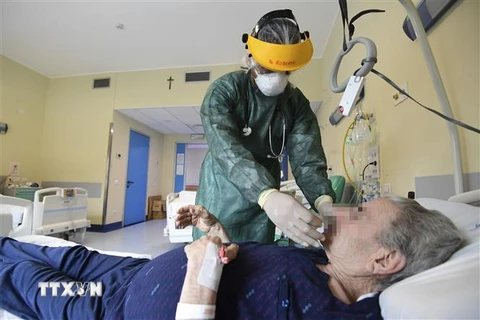 Bệnh nhân COVID-19 được điều trị tại bệnh viện ở Milan, Italy. (Ảnh: AFP/TTXVN)