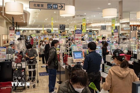 Người dân mua sắm tại một siêu thị ở Tokyo, Nhật Bản. (Ảnh: AFP/TTXVN)