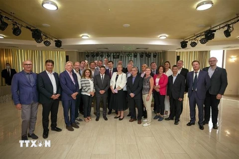 Đại sứ Nguyễn Anh Tuấn và các Đại sứ chụp ảnh chung với Tổng thống Ukraine, Volodimir Zelensky. (Ảnh: TTXVN phát)