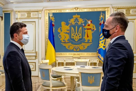 Tổng thống Ukraine Volodymyr Zelenskiy (trái) và Ngoại trưởng Đức Heiko Maas tại Kiev. (Nguồn: wtvbam.com)