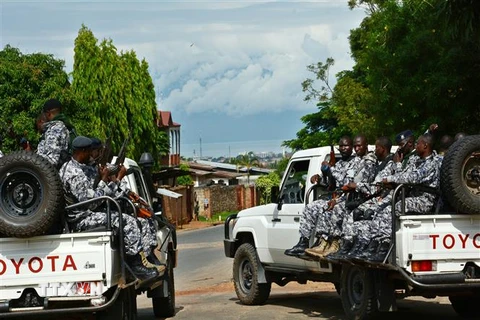Lực lượng an ninh Burundi được triển khai tới hiện trường một vụ tấn công ở Bujumbura. (Ảnh: AFP/TTXVN)