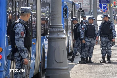 Lực lượng đặc nhiệm Nga gác tại bến xe buýt ở trung tâm thủ đô Moskva, Nga. (Ảnh: AFP/TTXVN)