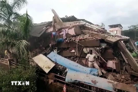 Hiện trường vụ sập nhà tại Mahad, bang Maharashtra, Ấn Độ. (Ảnh: ANI/TTXVN)