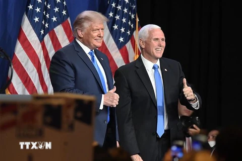 Tổng thống Mỹ Donald Trump (trái) và Phó Tổng thống Mike Pence tại Đại hội toàn quốc của đảng Cộng hòa ở thành phố Charlotte, bang Bắc Carolina. (Ảnh: AFP/TTXVN)