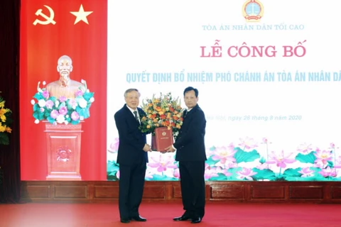 Chánh án Nguyễn Hòa Bình trao Quyết định bổ nhiệm Phó Chánh án Tòa án nhân dân tối cao. (Nguồn: vksndtc.gov.vn)
