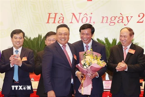 Phó Chủ nhiệm Văn phòng Quốc hội Trần Sỹ Thanh (bên trái) được bầu làm Bí thư Đảng ủy Cơ quan Văn phòng Quốc hội nhiệm kỳ 2020-2025. (Ảnh: Trọng Đức/TTXVN)