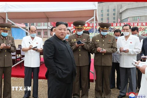 Nhà lãnh đạo Triều Tiên Kim Jong-un (giữa) thị sát công trình xây dựng Bệnh viện Đa khoa Bình Nhưỡng. (Ảnh: Yonhap/TTXVN)