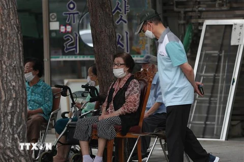Người dân đeo khẩu trang phòng lây nhiễm COVID-19 tại Seoul, Hàn Quốc. (Ảnh: THX/TTXVN)