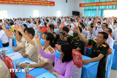 Các đại biểu biểu quyết thông qua Nghị quyết Đại hội Đảng bộ huyện Vũng Liêm, Vĩnh Long. (Ảnh: Phạm Minh Tuấn/TTXVN)