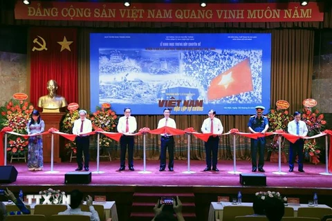Các đại biểu cắt băng khai mạc Trưng bày chuyên đề cấp quốc gia Việt Nam - Độc lập tự cường. (Ảnh: Thành Đạt/TTXVN)