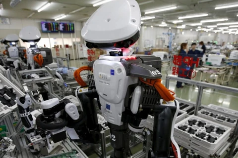 Robot tham gia vào quy trình kiểm tra chất lượng sản phẩm. (Nguồn: Reuters)