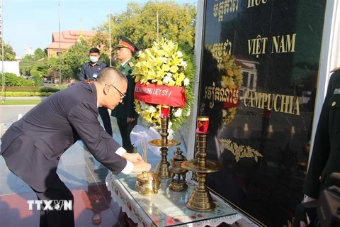 Đại sứ Việt Nam tại Campuchia Vũ Quang Minh dâng hương tại Tượng đài Hữu nghị Việt Nam-Campuchia. (Ảnh: Nguyễn Vũ Hùng/TTXVN)