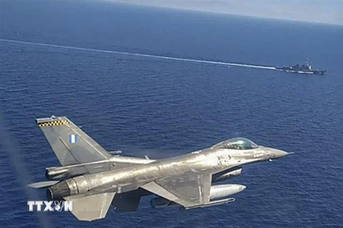 Máy bay chiến đấu F-16 và tàu chiến của Hải quân Hy Lạp tham gia tập trận ở Đông Địa Trung Hải ngày 24/8. (Ảnh: AFP/TTXVN)