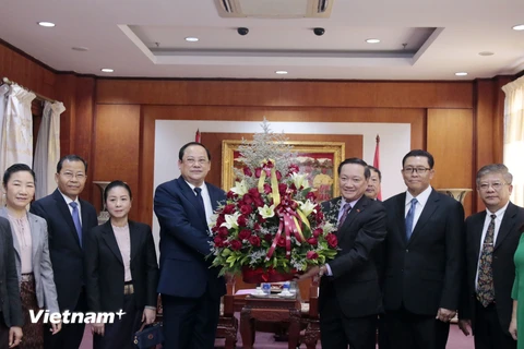 Phó Thủ tướng Sonexay đang trao hoa cho Đại sứ Nguyễn Bá Hùng, chúc mừng 75 năm quốc khánh Việt Nam. (Ảnh: Phạm Kiên/Vietnam+)