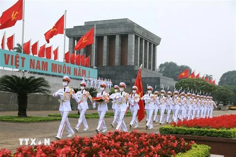 Bộ Tư lệnh Bảo vệ Lăng Chủ tịch Hồ Chí Minh thực hiện Nghi Lễ thượng cờ trên quảng trường Ba Đình (Hà Nội). (Ảnh: TTXVN)