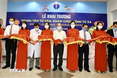 Cắt băng khánh thành Trung tâm tư vấn khám, chữa bệnh của bệnh viện Trung ương Huế. (Ảnh: Mai Trang/TTXVN)