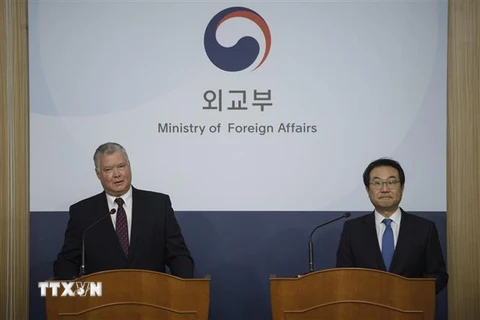 Đặc phái viên hạt nhân của Hàn Quốc Lee Do-hoon (phải) và người đồng cấp Mỹ, Thứ trưởng Ngoại giao Stephen Biegun (trái) tại cuộc gặp ở Seoul, Hàn Quốc, ngày 16/12/2019. (Ảnh: AFP/TTXVN)