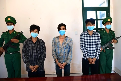 Các đối tượng trong đường dây đưa người nhập cảnh trái phép vào lãnh thổ Việt Nam đang bị tạm giữ tại Đồn Biên phòng Cửa khẩu quốc tế Hoa Lư. (Nguồn: bienphong.com.vn)