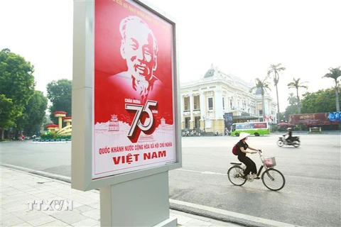 Hình ảnh Chủ tịch Hồ Chí Minh xuất hiện trên Quảng trường Cách mạng tháng Tám kỷ niệm 75 năm Quốc khánh 2/9. (Ảnh: TTXVN)