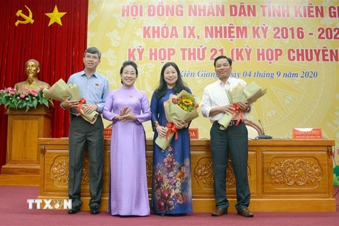 Bà Lê Hồng Thắm (thứ 2 từ phải sang) được bầu giữ chức Phó Chủ tịch Hội đồng nhân tỉnh Kiên Giang khóa IX. (Ảnh: Lê Sen/TTXVN)