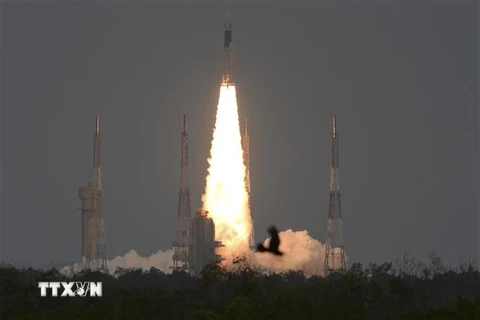 Tàu vũ trụ Chandrayaan-2 rời khỏi bệ phóng tại trung tâm vũ trụ ở Sriharikota, đảo ngoài khơi bờ biển phía Nam bang Andhra Pradesh, ngày 22/7/2019. (Ảnh: AFP/TTXVN)