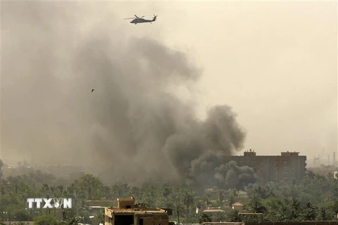 Khói bốc lên tại hiện trường một vụ tấn công bằng súng cối vào khu vực vùng Xanh ở thủ đô Baghdad, Iraq. (Ảnh: AFP/TTXVN)