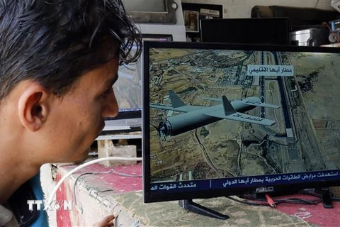 Người dân theo dõi thông tin trên truyền hình tại Sanaa về vụ tấn công của lực lượng Houthi nhằm vào sân bay quốc tế Abha ở tỉnh miền nam Saudi Arabia ngày 2/7/2019. (Ảnh: THX/TTXVN)
