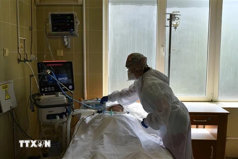 Nhân viên y tế điều trị cho bệnh nhân mắc COVID-19 tại một bệnh viện ở Lviv, Ukraine ngày 30/6/2020. Ảnh: AFP/TTXVN